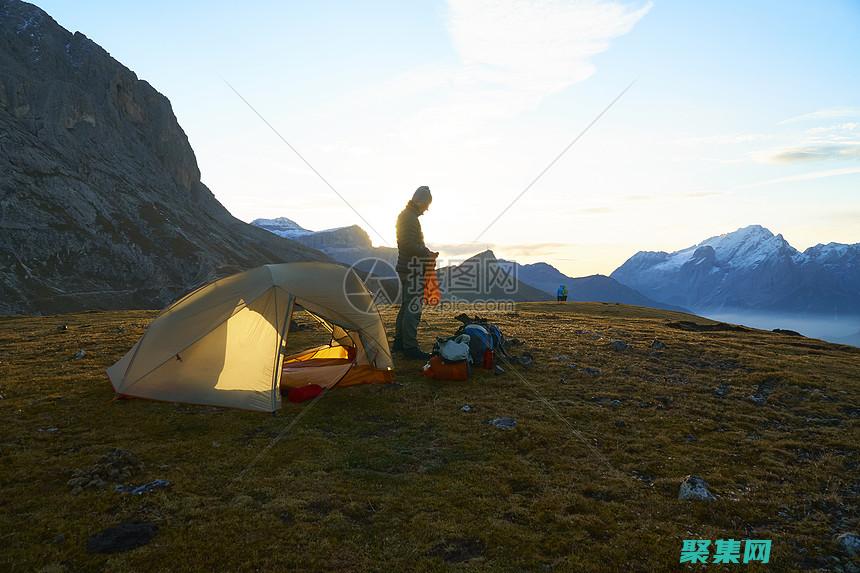 登山者离开帐篷去调查，但发现一群神秘的生物，其特征与僵尸相似。 (登山者离开帐篷图片)